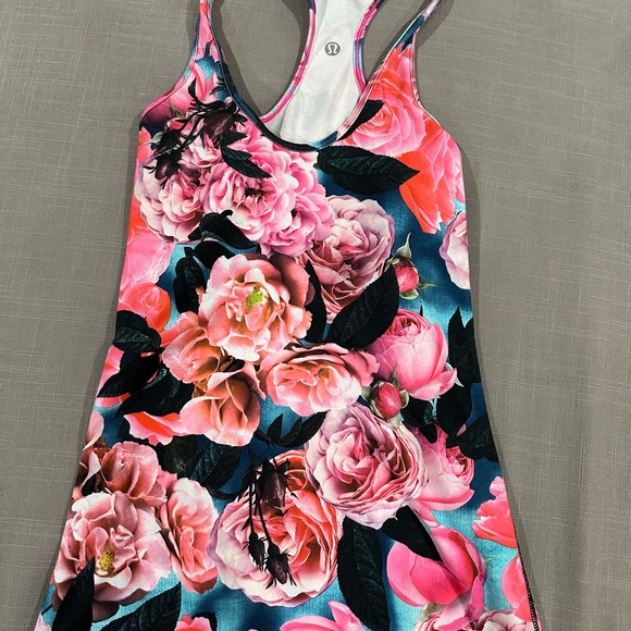 Lulu lemon gently worn super cute floral tank size xs! - Picture 2 of 2